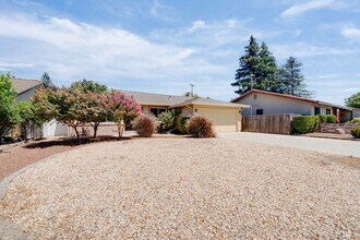 1055 Silver Lake Dr in Sacramento, CA - Building Photo - Building Photo