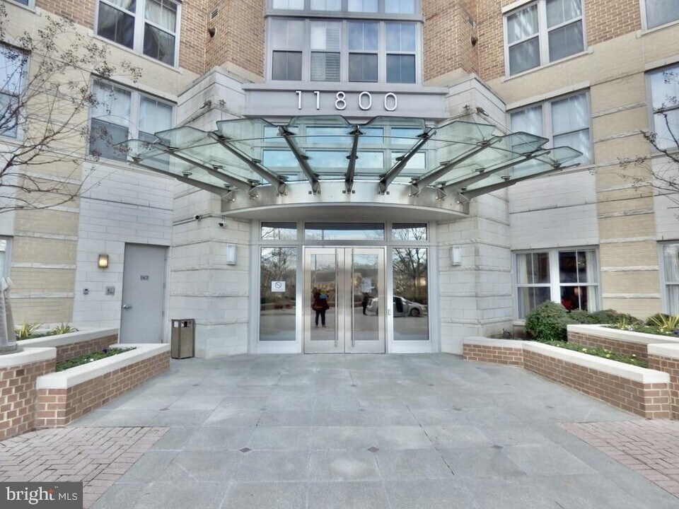 11800 Sunset Hills Rd in Reston, VA - Building Photo