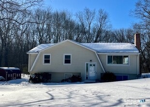 32 Latimer Dr in East Lyme, CT - Building Photo - Building Photo