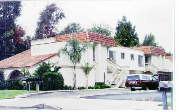 2565 Santa Ana Ave in Costa Mesa, CA - Foto de edificio - Building Photo