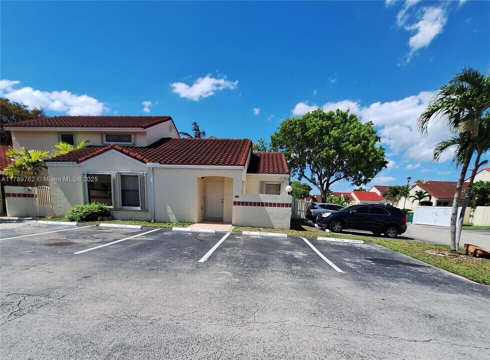 3214 San Remo Cir in Homestead, FL - Building Photo