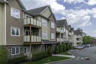 15-17 Sneden Ct in Spring Valley, NY - Foto de edificio - Building Photo