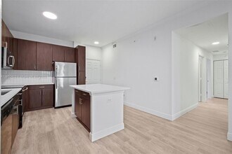 10170 SW 7th St, Unit 20-302 in Pembroke Pines, FL - Building Photo - Building Photo