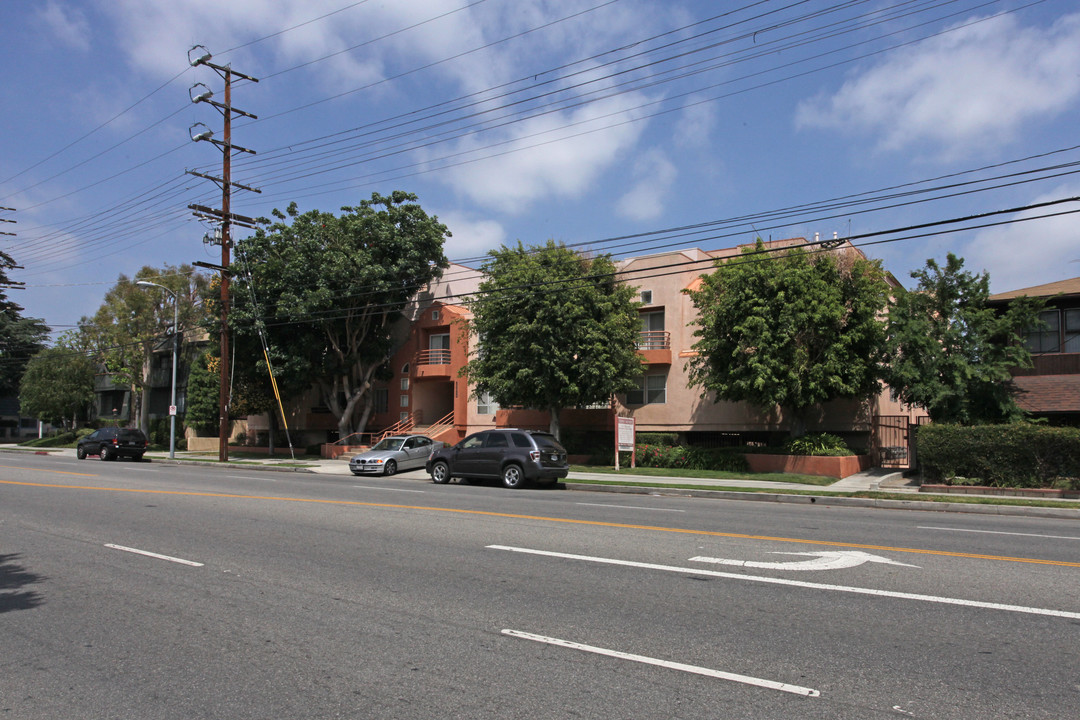 Fifty Sixty Kester Apartments in Sherman Oaks, CA - Building Photo