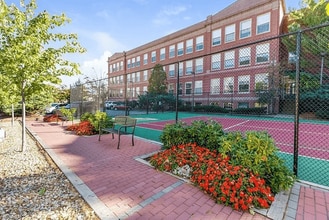 48 Forest St in Medford, MA - Foto de edificio - Building Photo