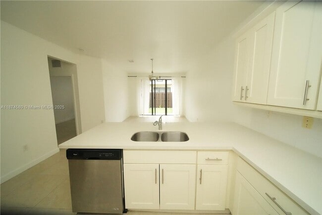 10457 NW 61st St in Doral, FL - Building Photo - Building Photo