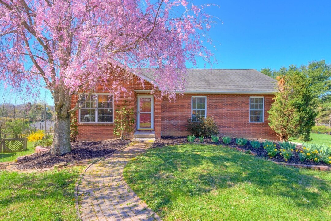 90 Dudley Dr NW in Christiansburg, VA - Building Photo