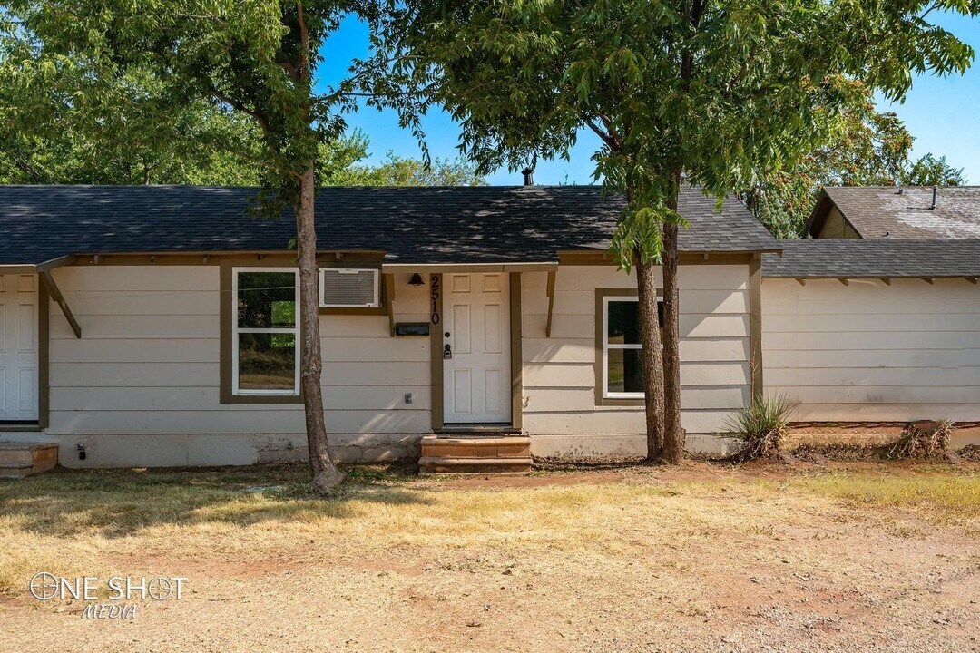 2510 S 2nd St in Abilene, TX - Foto de edificio