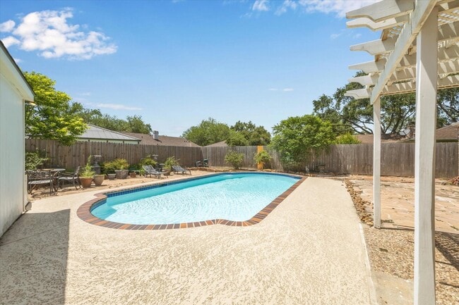 382 Dawn Hill Dr in Friendswood, TX - Foto de edificio - Building Photo