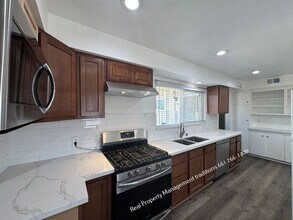 1020 W Ave J14 in Lancaster, CA - Foto de edificio - Building Photo