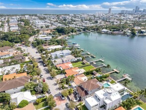 1100 Stillwater Dr in Miami Beach, FL - Foto de edificio - Building Photo