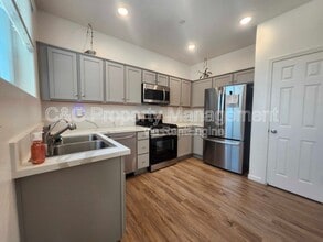 1066 Buena Vis Ln in Hanford, CA - Building Photo - Building Photo