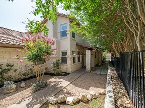 55 Tournament Way in The Hills, TX - Foto de edificio - Building Photo