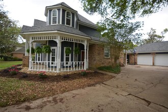 305 Arrow Wood St in Lake Jackson, TX - Building Photo - Building Photo