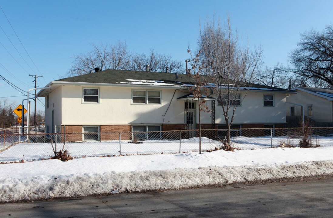 5540 Regent Ave N in Crystal, MN - Foto de edificio