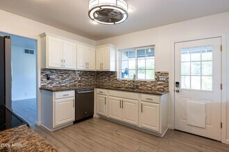 8322 E Wilshire Dr in Scottsdale, AZ - Foto de edificio - Building Photo