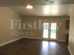 6418 Briarknoll Dr in Garland, TX - Foto de edificio - Building Photo