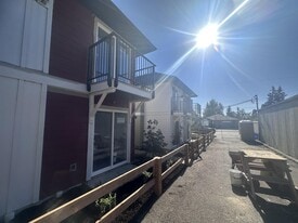 995 England Ave in Courtenay, BC - Building Photo