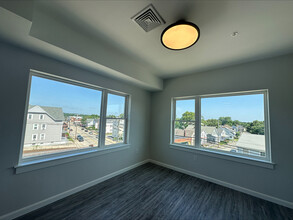 135 - 153 Waterman Ave in East Providence, RI - Foto de edificio - Building Photo