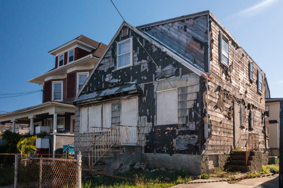 6707 Beach Channel Dr in Arverne, NY - Building Photo