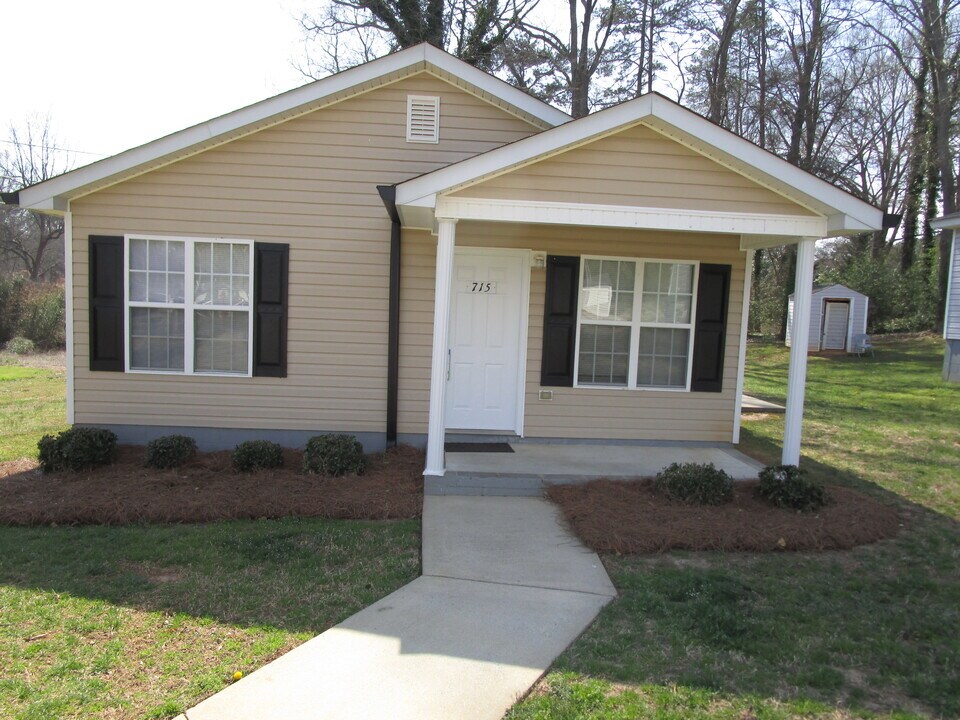 715 Davie St in Gastonia, NC - Foto de edificio