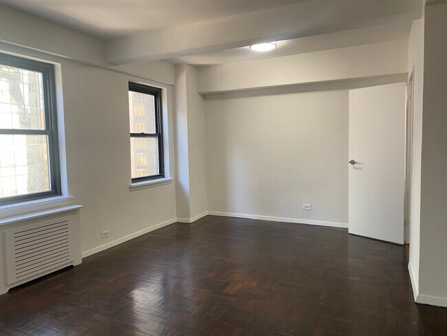 162 E 63rd St in New York, NY - Building Photo - Building Photo