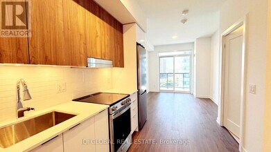 5105 Hurontario St in Mississauga, ON - Building Photo - Building Photo