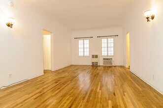 140 Roxbury Dr, Unit 8 in Beverly Hills, CA - Foto de edificio - Building Photo