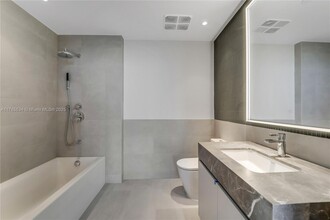 500 Alton Rd, Unit 3304 in Miami Beach, FL - Building Photo - Building Photo
