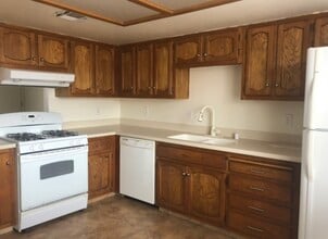 740 N Sanders St, Unit A in Ridgecrest, CA - Building Photo - Building Photo