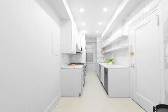 128 Central Park S in New York, NY - Building Photo - Building Photo