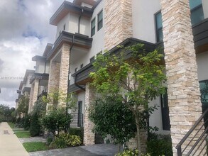 10479 NW 82nd St-Unit -18 in Doral, FL - Building Photo - Building Photo