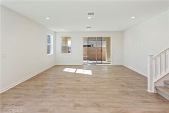 7064 Mallow Dr in Fontana, CA - Foto de edificio - Building Photo