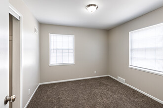 Roosevelt Apartments in Independence, MO - Building Photo - Interior Photo