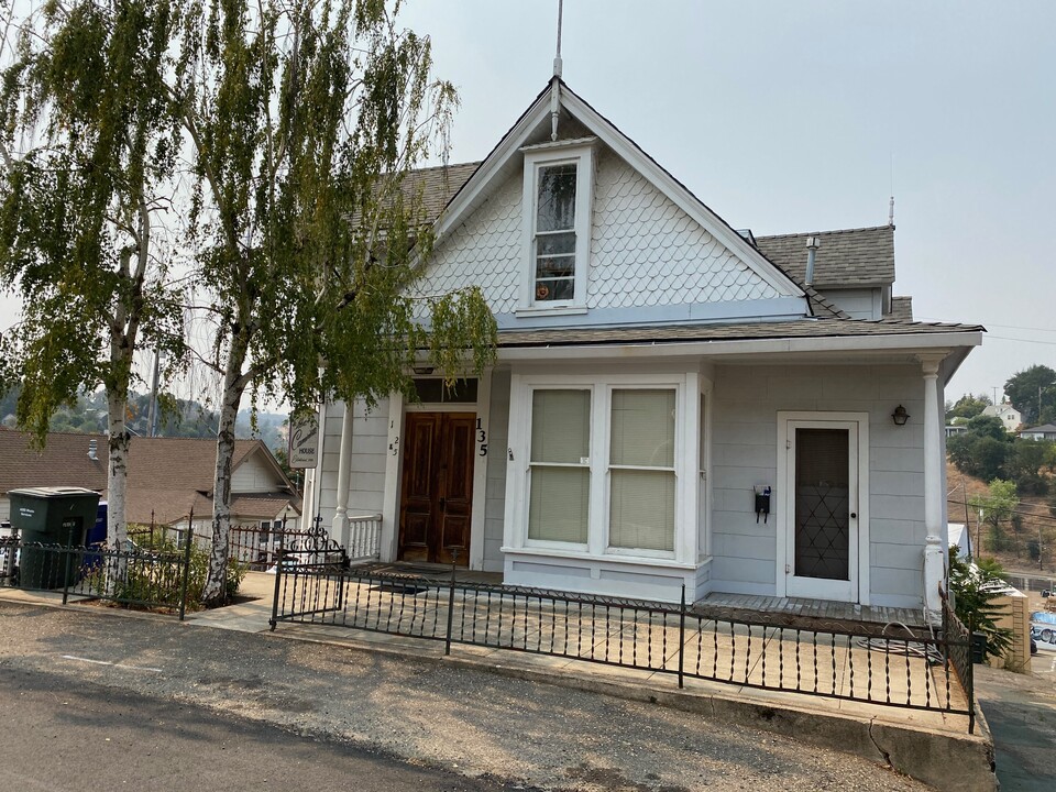 135 Summit St in Jackson, CA - Building Photo