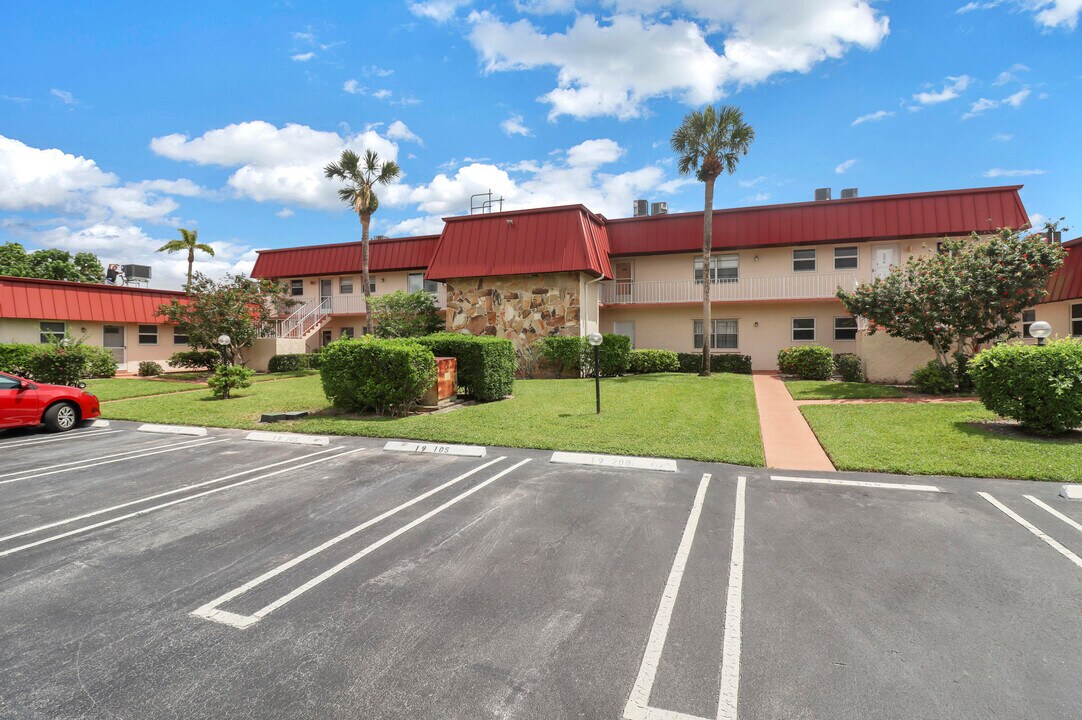 12016 Greenway Cir S in Royal Palm Beach, FL - Building Photo