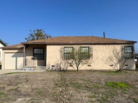 330 S Virginia Ave in Azusa, CA - Building Photo