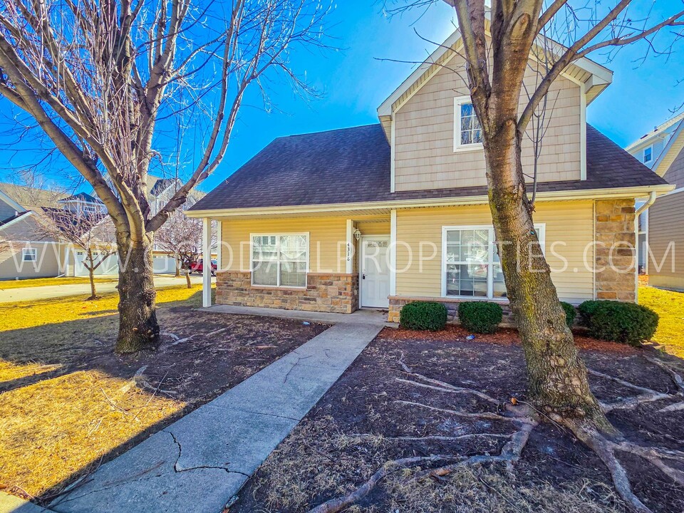 4318 152nd Ct in Urbandale, IA - Building Photo