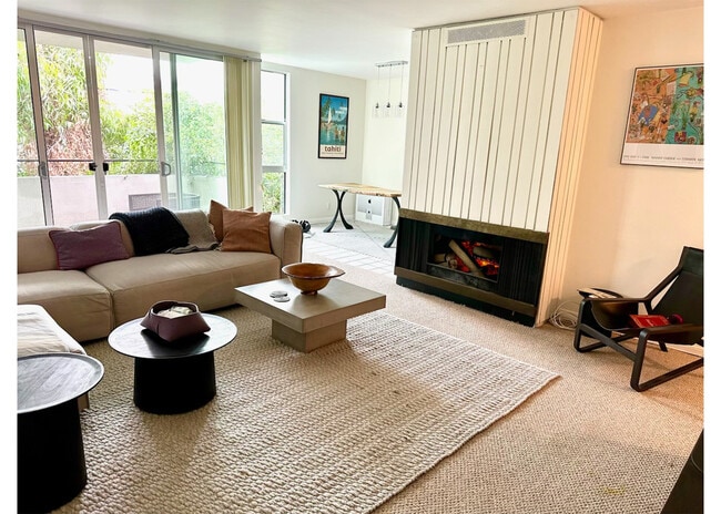 1010 N Kings Rd, Unit 313 in West Hollywood, CA - Foto de edificio - Building Photo