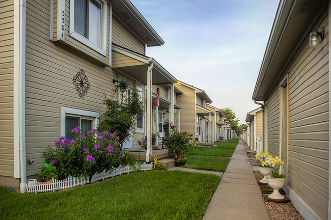 Gold Coast Townhome 5 Unit in Wichita, KS - Building Photo - Building Photo