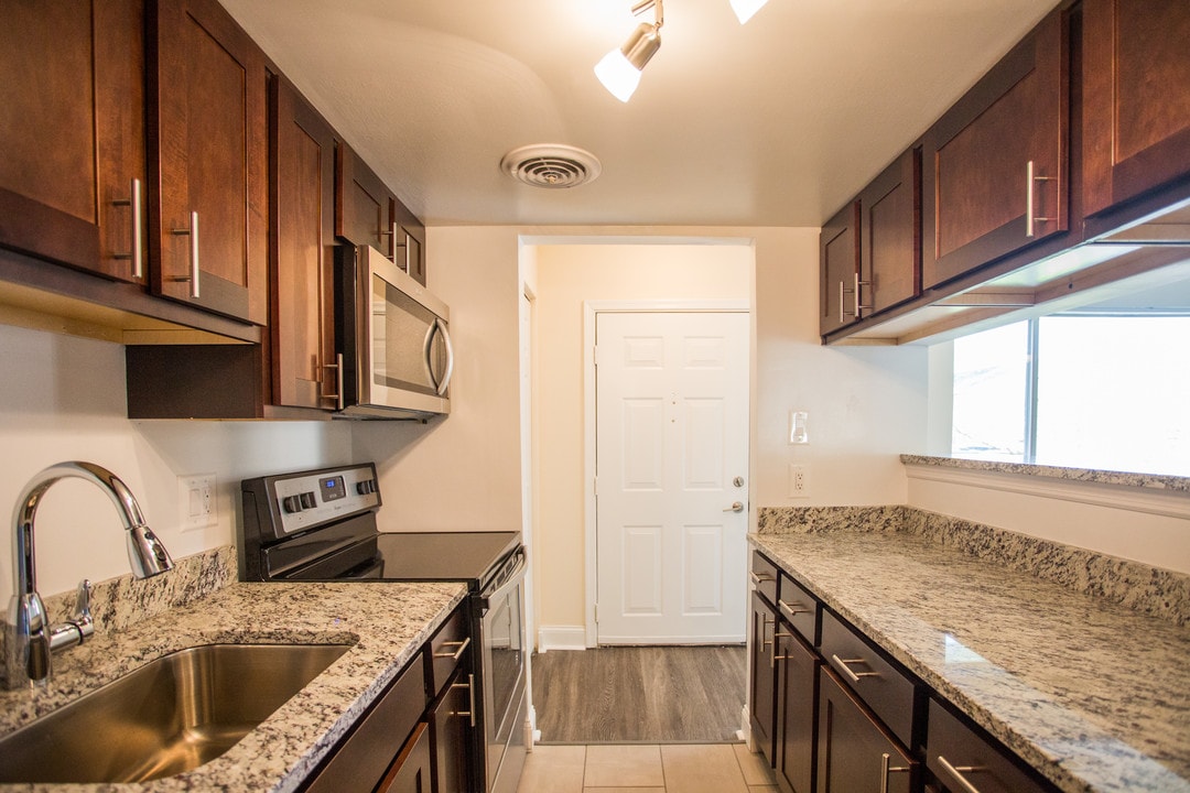 Tysons Glen Apartments and Townhomes in Falls Church, VA - Foto de edificio