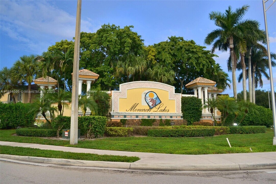 12813 SW 32nd St in Miramar, FL - Building Photo