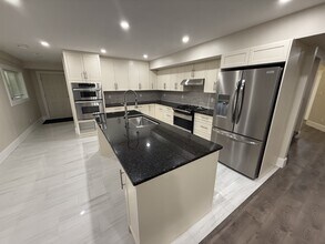 2342 E Wellington Rd in Nanaimo, BC - Building Photo - Building Photo