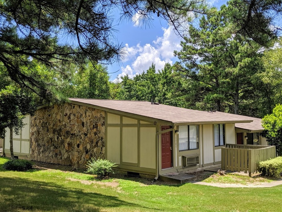 Poplar Springs Apartments in College Park, GA - Building Photo