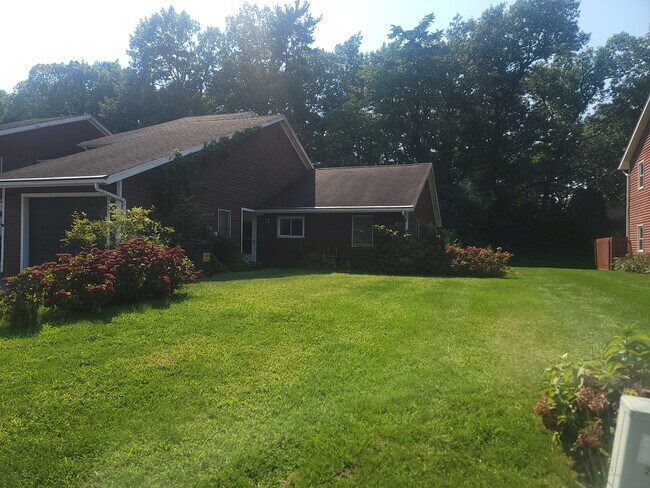 106 Quail Dr in Kingston, NY - Building Photo - Building Photo