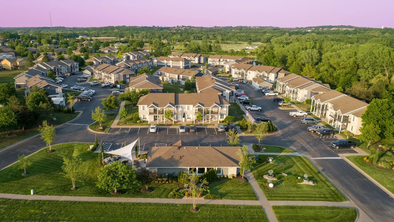 Emory Lakes Luxury Apartments in Topeka, KS - Foto de edificio