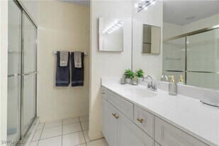 348 Carinosa Ct in Naples, FL - Building Photo