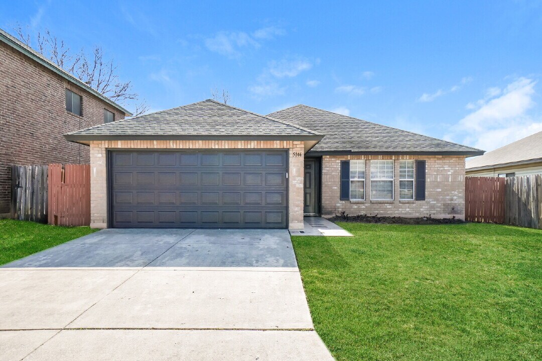 5146 Erickson Bluff in San Antonio, TX - Building Photo