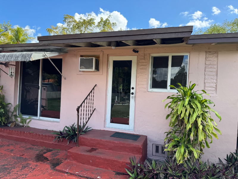 6377 SW 15th St in West Miami, FL - Building Photo