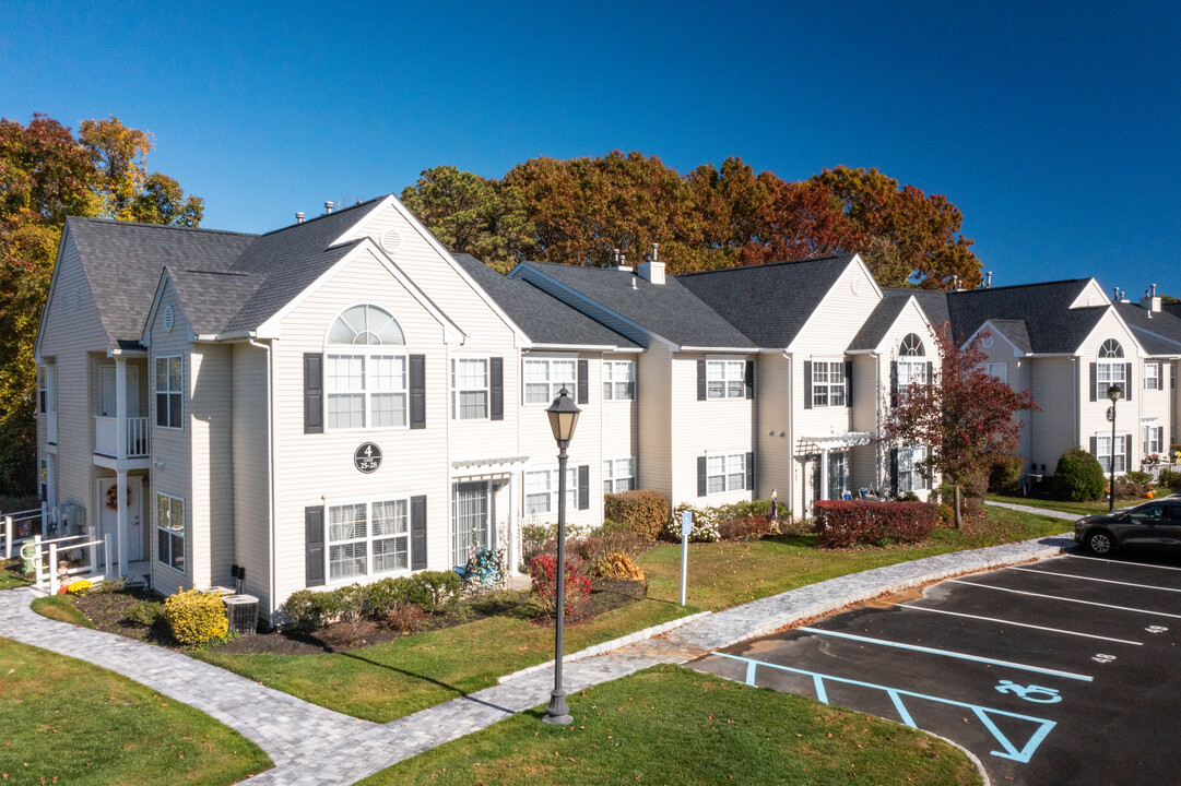 Greenview Court at Oakdale in Oakdale, NY - Foto de edificio